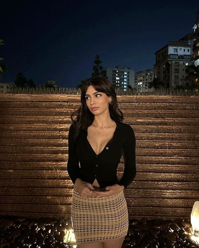 Ultra Glamorous Clicks Of Khushi Kapoor